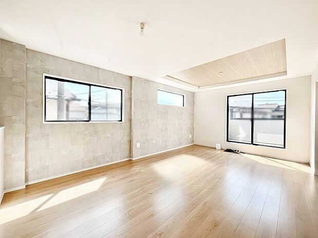 明るい陽光が注ぎ、寛ぎの雰囲気に満たされるリビング・ダイニング。 