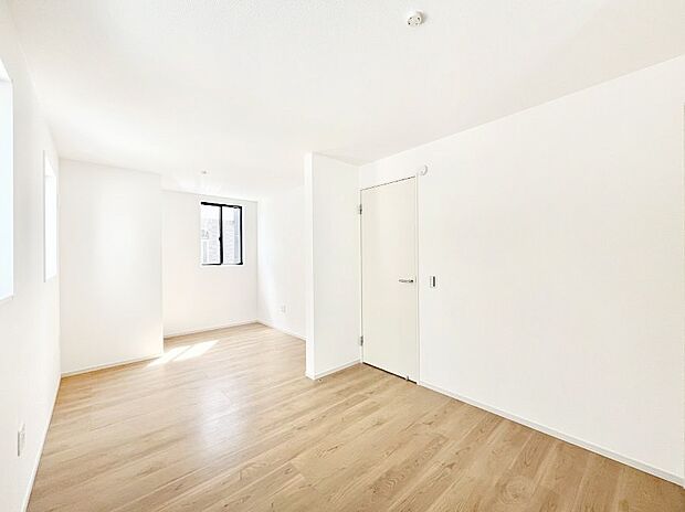 ~Bed Room~ 木の温もりがやさしいフローリングは安らぎをもたらすプライベート空間。明るめのフローリングですので、壁紙ともマッチし、お部屋を更に広く見せてくれる効果も。