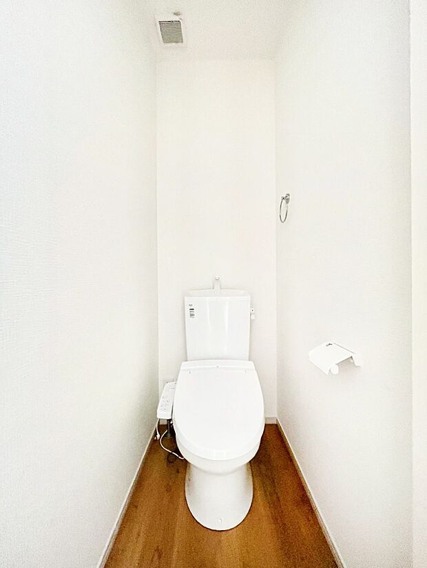 ~Toilet~ 綺麗・スッキリ・快適なウォシュレット付トイレでくつろげる空間です。トイレは毎日使わざるを得ないもの。いつも清潔を保ちたいですね。トイレが2ヶ所あるので朝の混雑時に便利です!