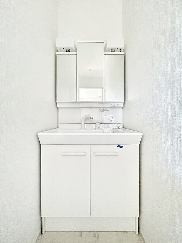 スタイリングに便利な三面鏡、ミラーキャビネットで細かい物スッキリ