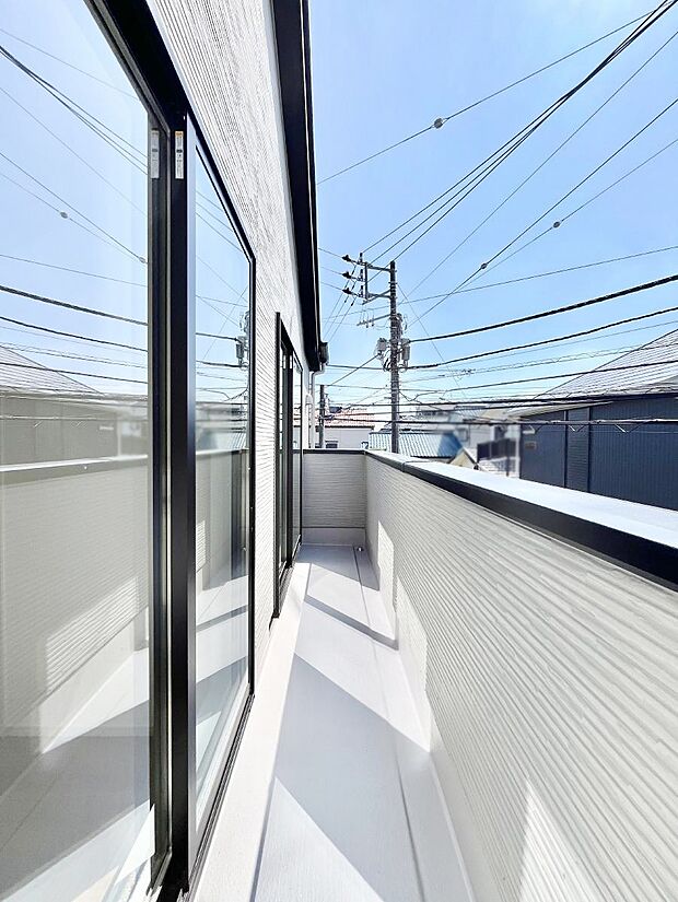 暖かな陽光が降り注ぐバルコニーはお洗濯におすすめ。爽やかな風も心地よいです。 