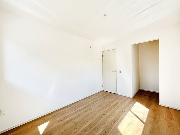 ~Bed Room~ 「今日も一日お疲れ様」とご夫婦でゆったりくつろげる寝室。 毎日の家事やお仕事に疲れた日はフカフカのベットで癒されてください。テレビや本棚をおいても快適な広さが自慢♪