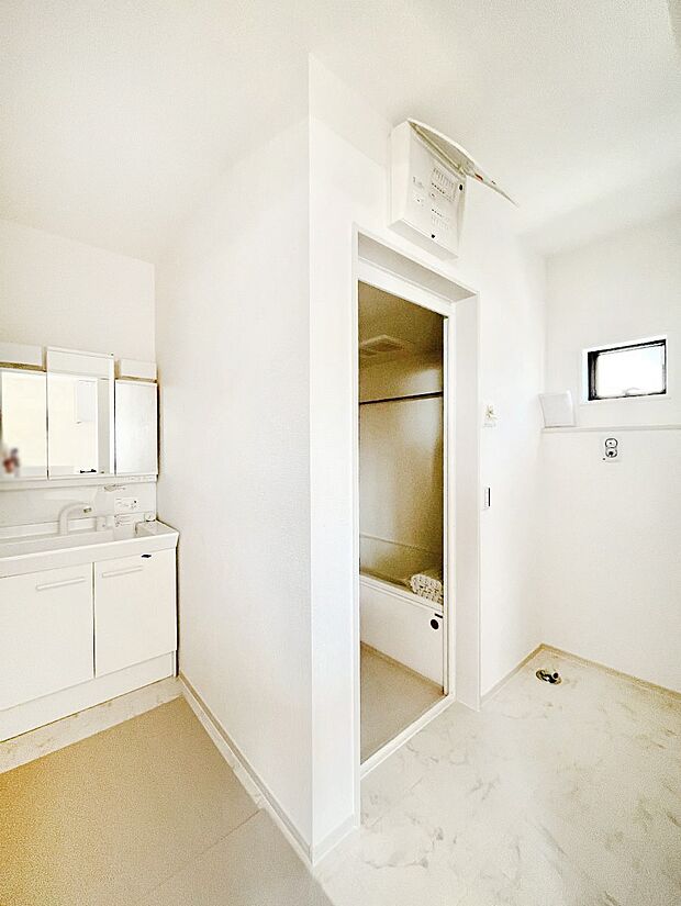 ゆとりの洗面スペースで朝の身支度もスムーズに