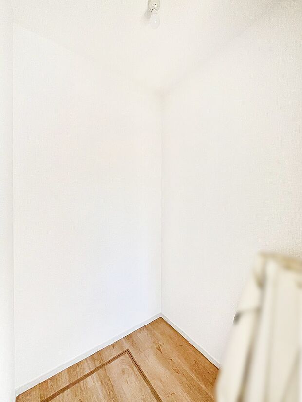 ～Walk-in Closet～　必要なものやコーディネートを一覧して確認でき、身支度や準備が短時間で済むウォークインクローゼットを設置しました。家の中をすっきりとさせる便利な収納スペースです。