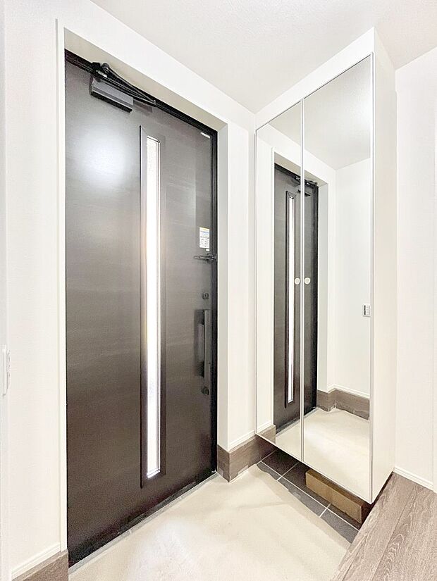 ミラー付きシューズボックスはお出かけ前の身だしなみチェックに便利