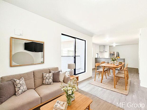 ご家族の賑やかな話し声で包まれる明るいリビング ※家具はCGです