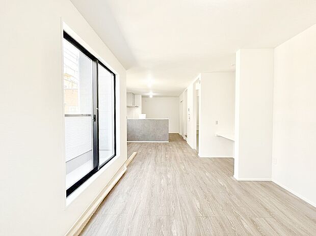 明るい陽光が注ぎ、寛ぎの雰囲気に満たされるリビング・ダイニング。