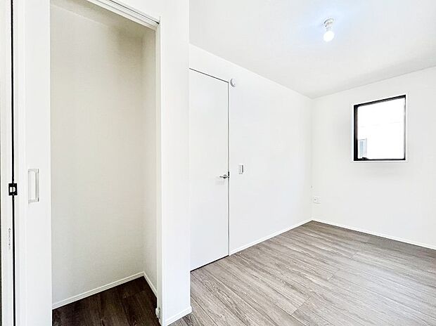 お子さまのお部屋としても！衣類の整理整頓に便利なクローゼット付きの洋室！