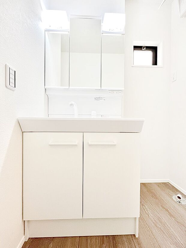 三面鏡が嬉しい洗面化粧台です。