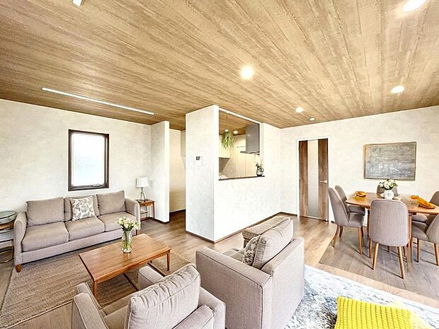 〜Living〜　家族の会話や笑顔が行き交うリビングです。子供が走ってる姿を見ながら、大きなソファやダイニングテーブルでゆったり食事をしたりくつろぎたい♪そんな夢が叶えられる空間です！※家具はCGです