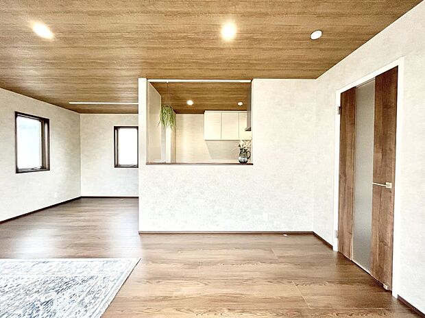 〜Kitchen〜 「さぁ今日は何を作ろう」こんなキッチンなら思いっきり料理ができちゃいます。キッチンからはリビングが一望できます。家族がつながるお家がここにございます。