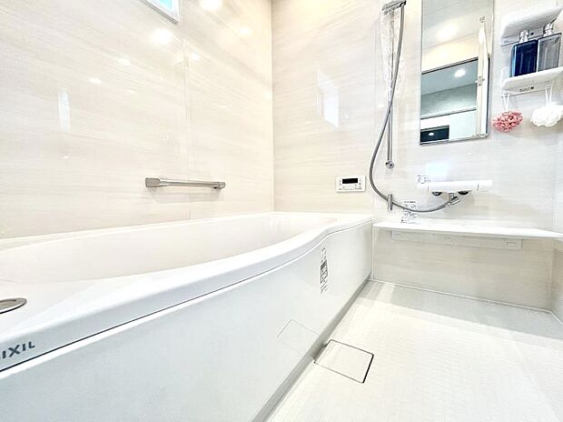 〜Bath Room〜 落ち着いた雰囲気の浴室で明日に向けてリフレッシュ。浴室乾燥機能も付いているので隣の洗濯機置き場で洗い上がった洗濯物を、雨の日も天気を気にせず乾燥させることも可能です。