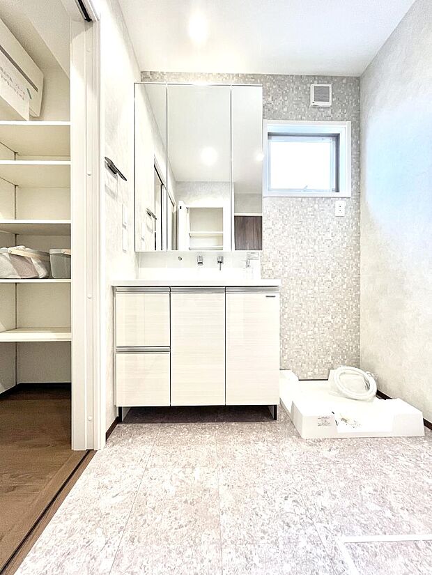 〜Dressing Room〜 暗くなりがちな洗面所も窓があると採光と換気が可能なので気持ちよくお使い頂けます。三面鏡タイプの洗面台は鏡裏収納で散らかりがちな洗面所もスッキリ♪