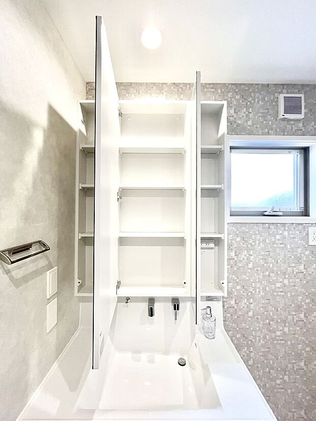 三面鏡の裏に、化粧品や衛生用品などを収納可能。洗面台をすっきりと保ちます！