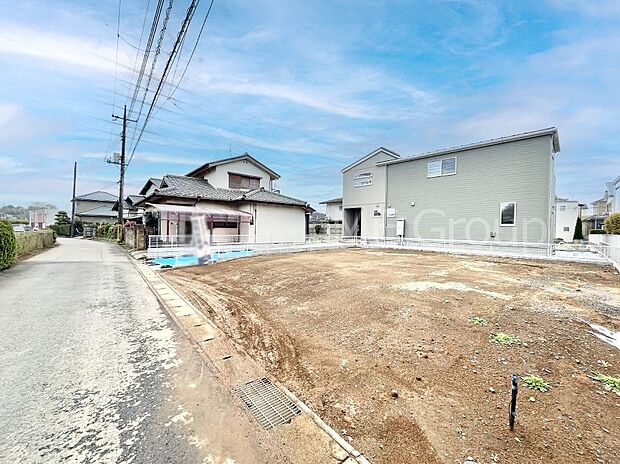 〜Exterior〜 前面道路:北 4.4m 公道 前面道路は閑静な住宅地をはしる車通りの少ない道路。駐車の出し入れもらくらくです!ご不明点・現地見学のご希望は、お気軽にお問い合わせください!