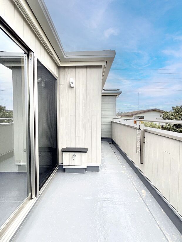 〜Balcony〜　南向きのバルコニーの前には雲以外に太陽を遮るものがありません。お洗濯物も乾きやすく、何より明るく気持ちのいい光が入ってきます。使いやすく開放的なバルコニーです♪