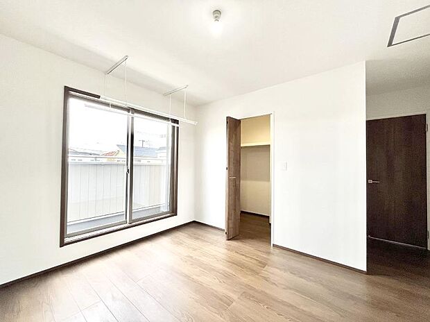 〜Bed Room〜 「今日も一日お疲れ様」とご夫婦でゆったりくつろげる寝室。 毎日の家事やお仕事に疲れた日はフカフカのベットで癒されてください。テレビや本棚をおいても快適な広さが自慢♪