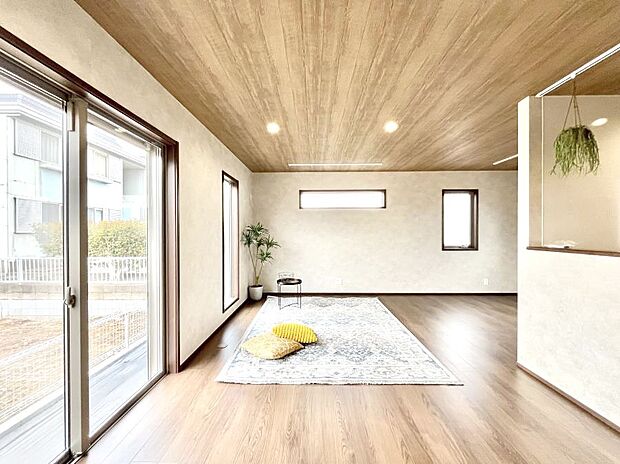 〜Living〜 家族の食事や団らんのほか、子どもを遊ばせたり、友人を招いたりするLDKは住まいの中心。長時間過ごす場所だから、その空間は住まい全体の居心地を左右します。