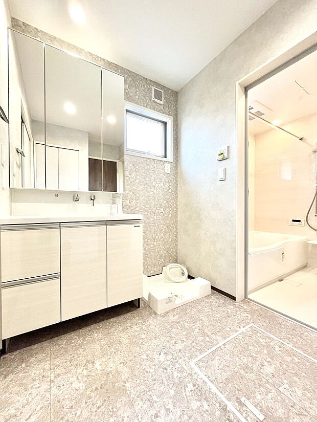 〜Dressing Room〜  十分な大きさの洗面台は収納もさる事ながら、身だしなみチェックや歯磨きなど、朝の慌ただしい時間でもホテルライクなスペースで余裕とゆとりを感じて頂けます。