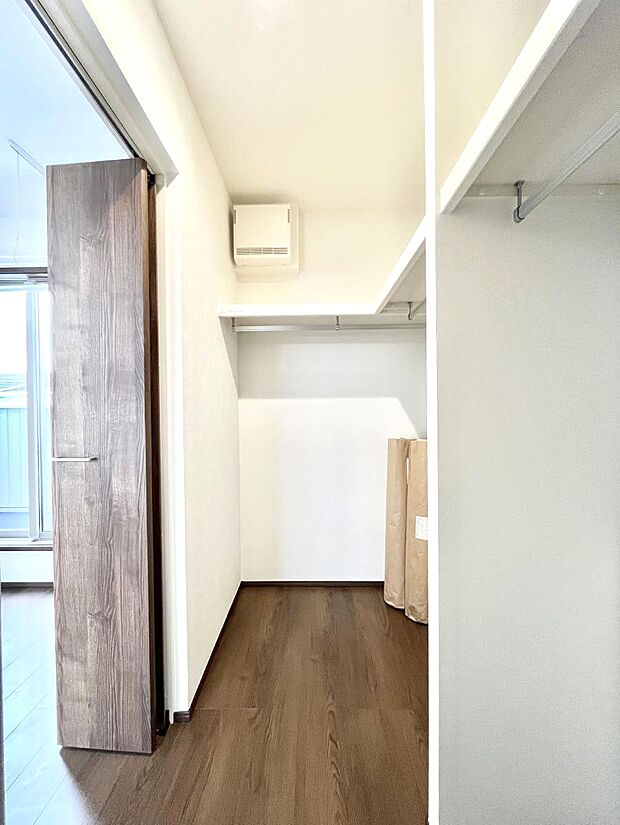 〜Walk-in Closet〜 必要なものやコーディネートを一覧して確認でき、身支度や準備が短時間で済むウォークインクローゼットを設置しました。家の中をすっきりとさせる便利な収納スペースです。