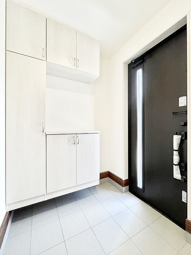 ガラススリットの入った玄関ドアが室内に光を届けてくれます