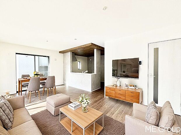 落ち着いた雰囲気のLDKは家族みんなの快適空間※家具はCGです