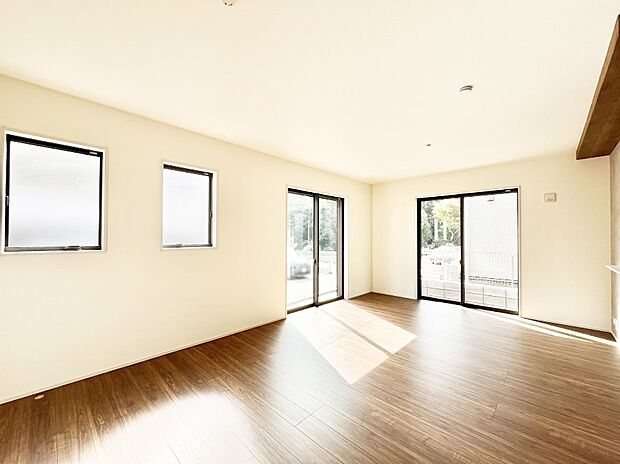 大きな窓からたっぷりの陽光と風を感じられるリビング