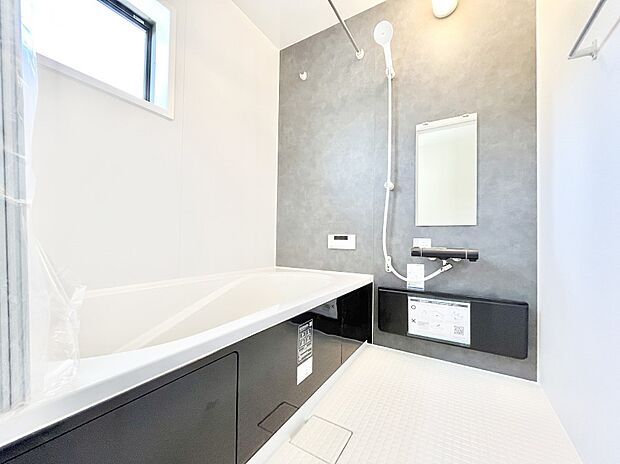 一日の疲れを癒してくれる明るい清潔感のあるバスルーム