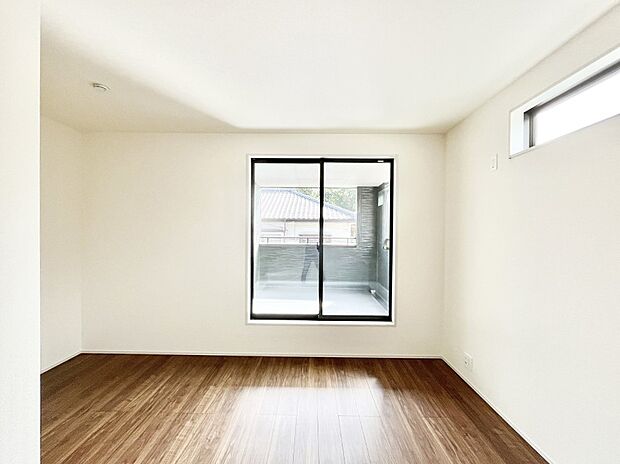 バルコニーが開放感をプラスしてくれる洋室