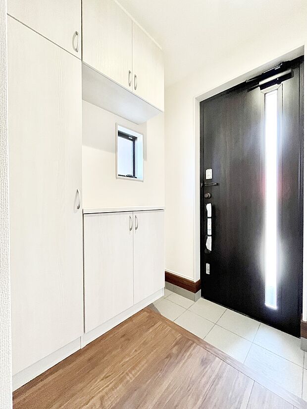 下駄箱はご家族の写真や季節のインテリアで飾り棚として演出できます