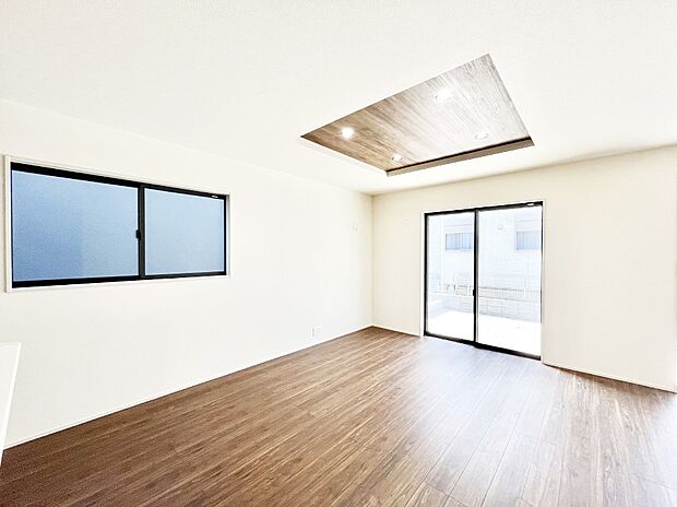 大きな窓からたっぷりの陽光と風を感じられるリビング