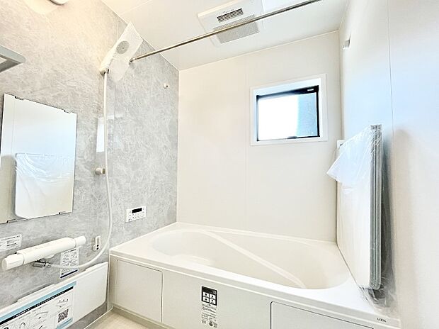 一日の疲れを癒してくれる明るい清潔感のあるバスルーム