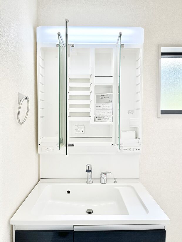 三面鏡の裏に、化粧品や衛生用品などを収納可能。洗面台をすっきりと保ちます！