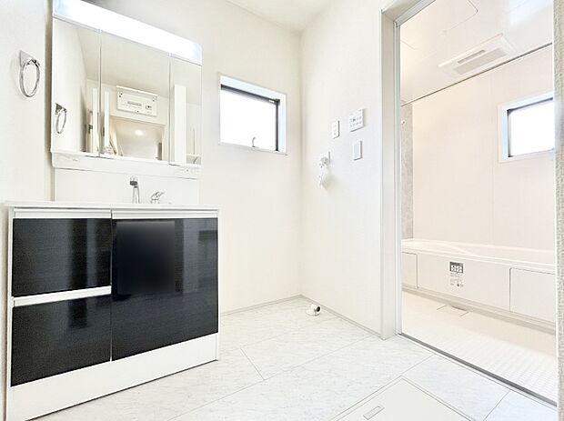 清潔感ある洗面化粧室で朝の身支度も快適