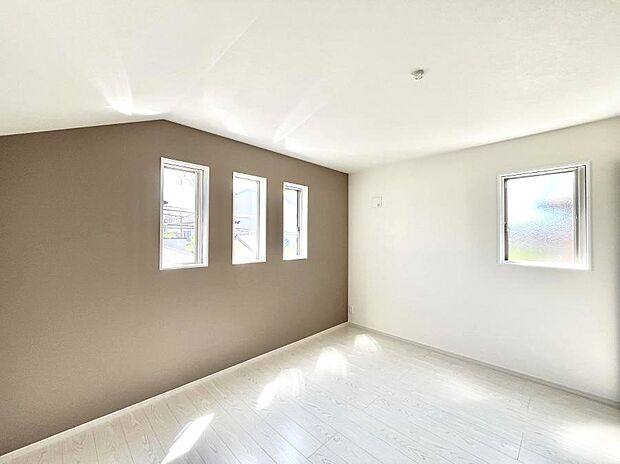 窓からのやさしい光が心地よいプライベートルーム