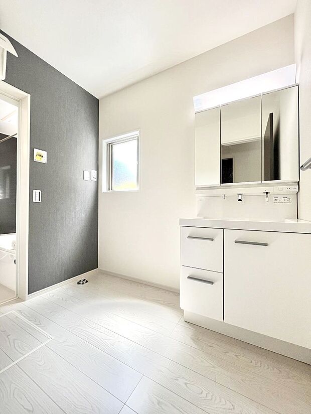 清潔感のある快適空間です。毎日の身支度も気持ち良くお使い頂けます。