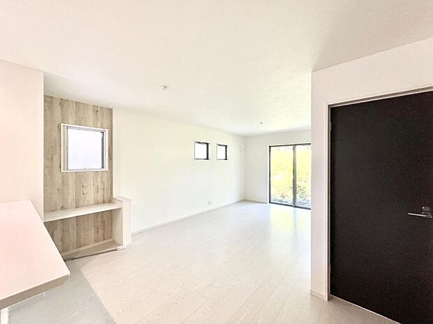 ◆1号棟◆〜Living〜 飽きの来ないシンプルでおしゃれなLDK。大きな窓から日差しが差し込むので室内も明るく、家族の憩いの場としてピッタリです。開放感と日当たりの良さを是非ご覧ください!