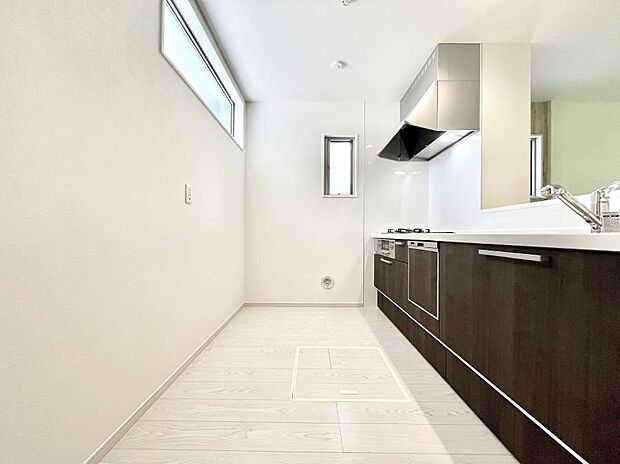 ◆1号棟◆〜Kitchen〜 自然光が入る窓のあるキッチン☆毎日使う場所だからこそ、使い勝手を考慮しました。ゆったりとしたキッチンコーナーは質感豊かな仕上がりとなっております。