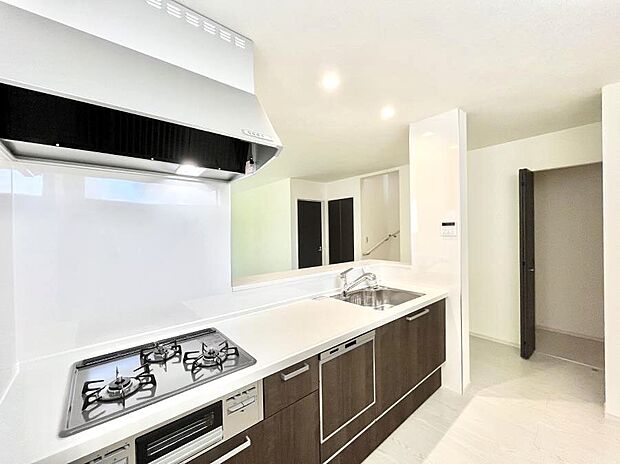 ◆1号棟◆〜Kitchen〜　会話が弾むリビング、料理が愉しくなるキッチン。家は、ただ生活する場ではなく、暮らしを愉しく、快適にする場所。笑顔の毎日、安らぎの日々のために、最新の設備・仕様を採用。