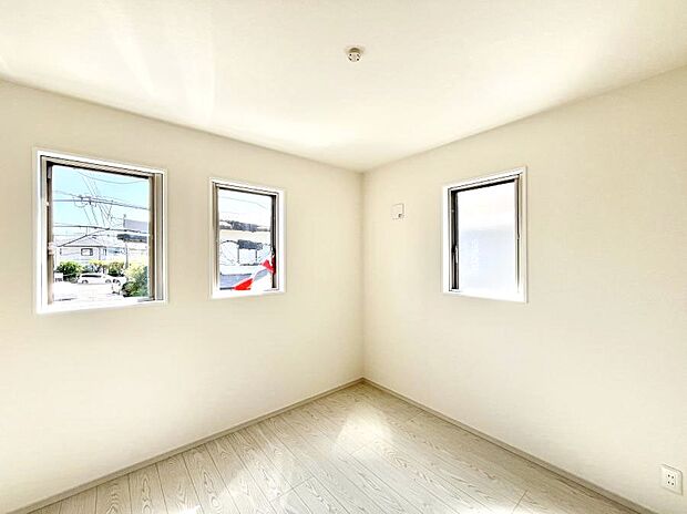 ◆1号棟◆〜Bed Room〜 子供部屋はお子様にとって大変重な役割があります。子供一人で過ごす空間を与えることで、宿題や勉強時間も自然と増えまた自ら部屋の片付けや掃除なども促すことに繋がります。