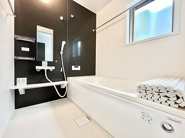 ◆1号棟◆〜Bath Room〜 窓付きのバスルーム。 陽射し差し込む明るい環境は、日中の入浴も気持ち良くお使い頂けそうです。 また、浴室乾燥機も完備しております。 換気環境も良好です。