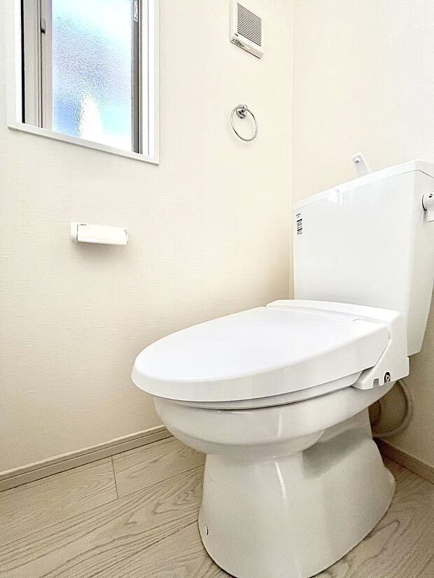 ◆1号棟◆〜Toilet〜 清潔感のある水回り♪トイレはウォシュレット付きです◎トイレは毎日使わざるを得ないもの。いつも清潔を保ちたいですね。トイレが2ヶ所あるので朝の混雑時に便利です!