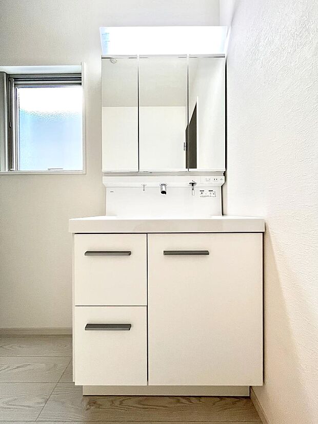 ◆1号棟◆〜Dressing Room〜 十分な大きさの洗面台は収納もさる事ながら、身だしなみチェックや歯磨きなど、朝の慌ただしい時間でもホテルライクなスペースで余裕とゆとりを感じて頂けます。