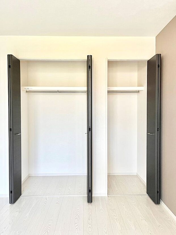 ◆1号棟◆〜Closet〜 壁面クローゼットがあればタンスを置く必要がなく、出っ張りのないスッキリ空間を維持できます。限られたスペースを有効に活用できそう。衣類や趣味の品などたっぷり収納出来ますね♪