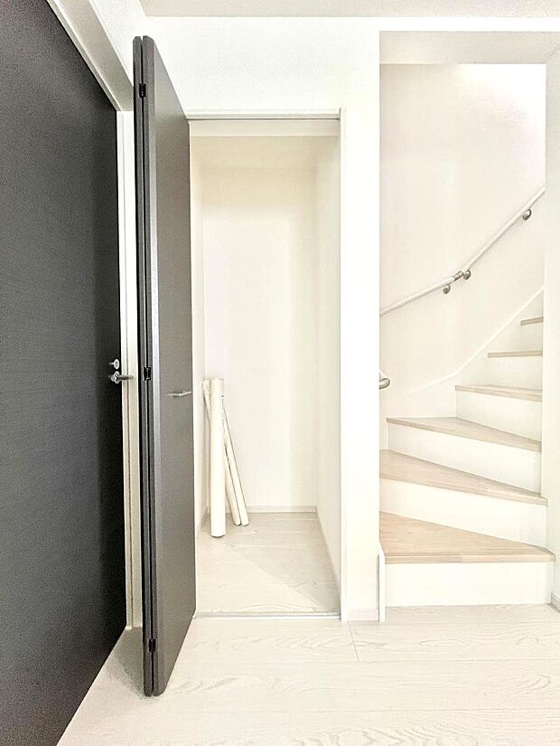 ◆1号棟◆リビング収納。ここに収納があると物が集まるLDKがスッキリ片付きそうですね。  