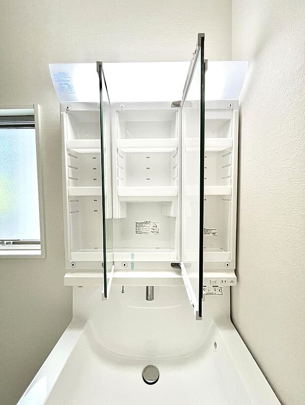 ◆1号棟◆三面鏡の裏に、化粧品や衛生用品などを収納可能。洗面台をすっきりと保ちます！