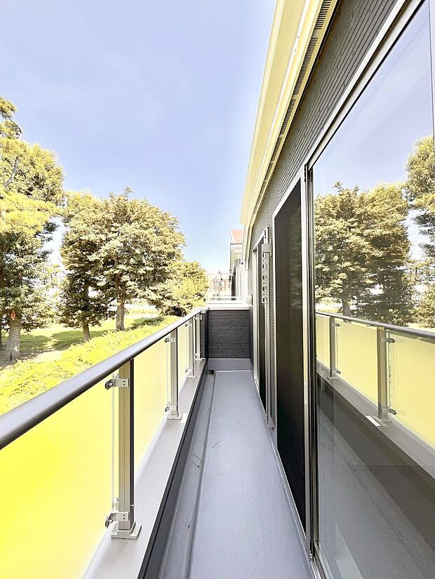 ◆1号棟◆〜Balcony〜　大きな空に囲まれた気持ちのいい家。バルコニーを覗くだけで圧倒的な開放感に包まれます。バルコニーは陽がさしこみお布団や洗濯物を気持ちよく干すことができます。