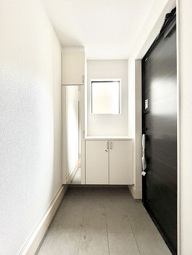 ◆3号棟◆〜Entrance〜　玄関は家の顔といわれますが我が家のセンスをさりげなく感じさせる魅力ある玄関造りも楽しみの一つ。帰宅する度に家族がほっとできる心地よい空間造りも大切ですね♪