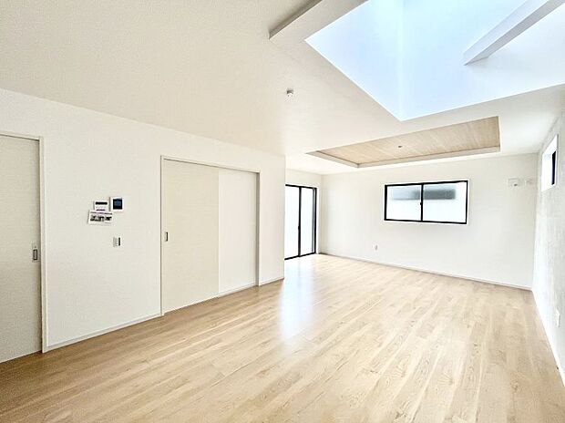 ◆3号棟◆〜Living〜  豊かな陽光がこの場所を照らしだす。  光溢れるこの空間はみんなの笑顔が集う場所。リビング上部には吹抜けを採用。明るい陽光に包まれる空間で家族団らん！