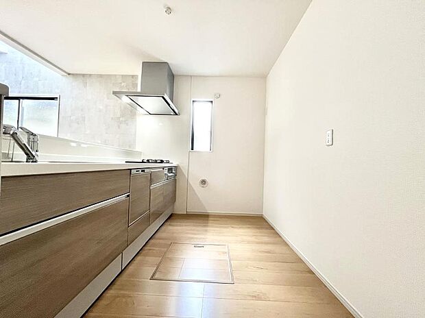 ◆3号棟◆〜Kitchen〜 自然光が入る窓のあるキッチン☆毎日使う場所だからこそ、使い勝手を考慮しました。ゆったりとしたキッチンコーナーは質感豊かな仕上がりとなっております。